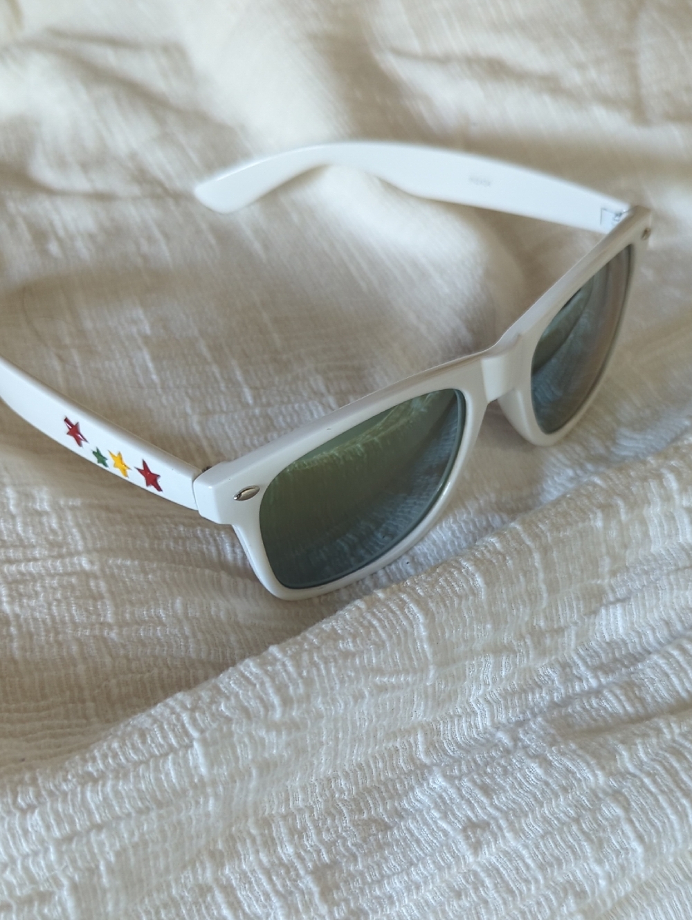 🆕 Wayfarer Retro White Sunglasses with Colorful Star Accents Festival Ready